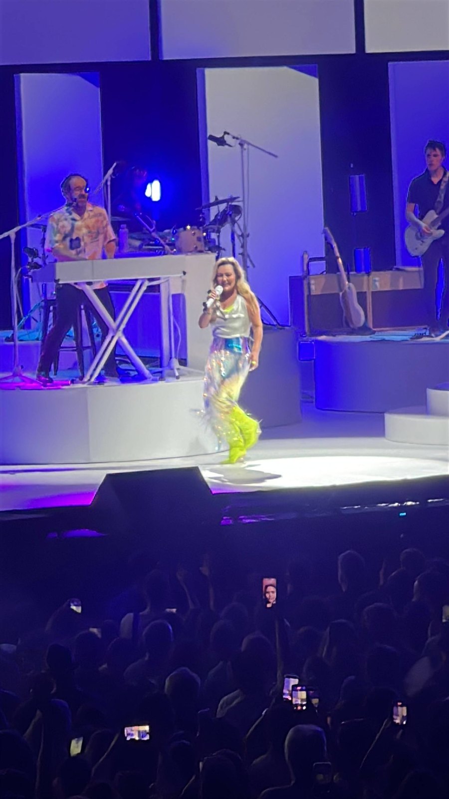 Amaia Montero cantando con La Oreja de Van Gogh en el Movistar Arena de Madrid, gira Tantas cosas que contar Tour 2026