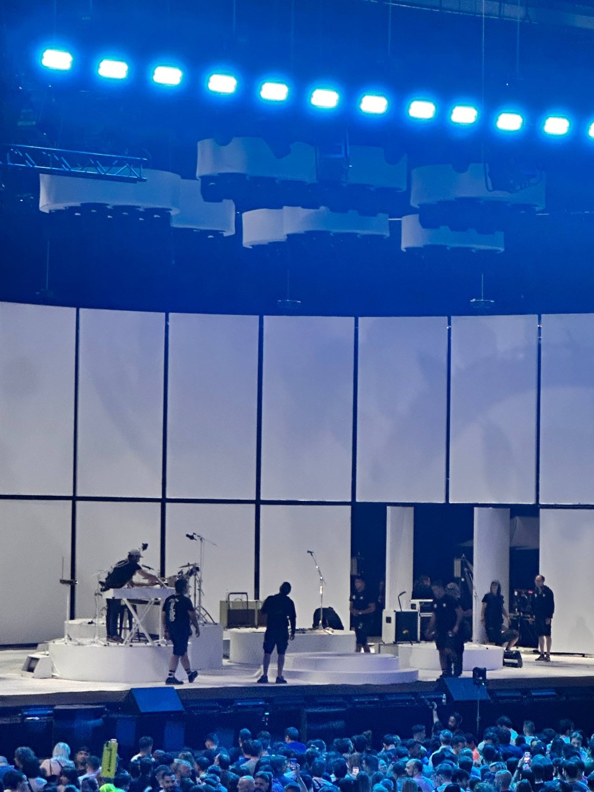 Escenario blanco montado para La Oreja de Van Gogh en el Movistar Arena de Madrid