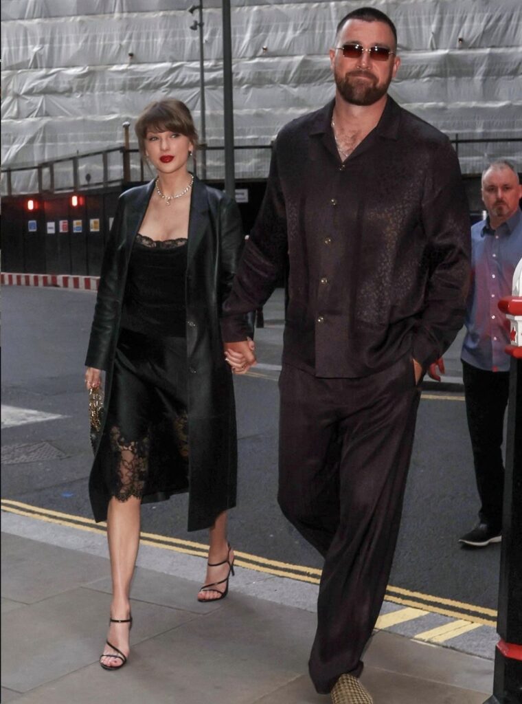 Taylor Swift y Travis Kelce fotografías oficiales del compromiso agosto 2025