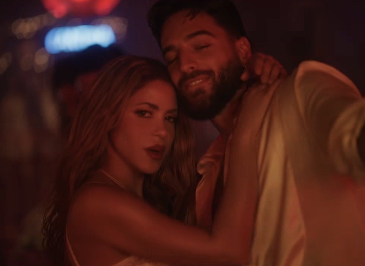 Shakira y Maluma abrazados en una escena con luces rojas, fotograma de un vídeo compartido en Instagram